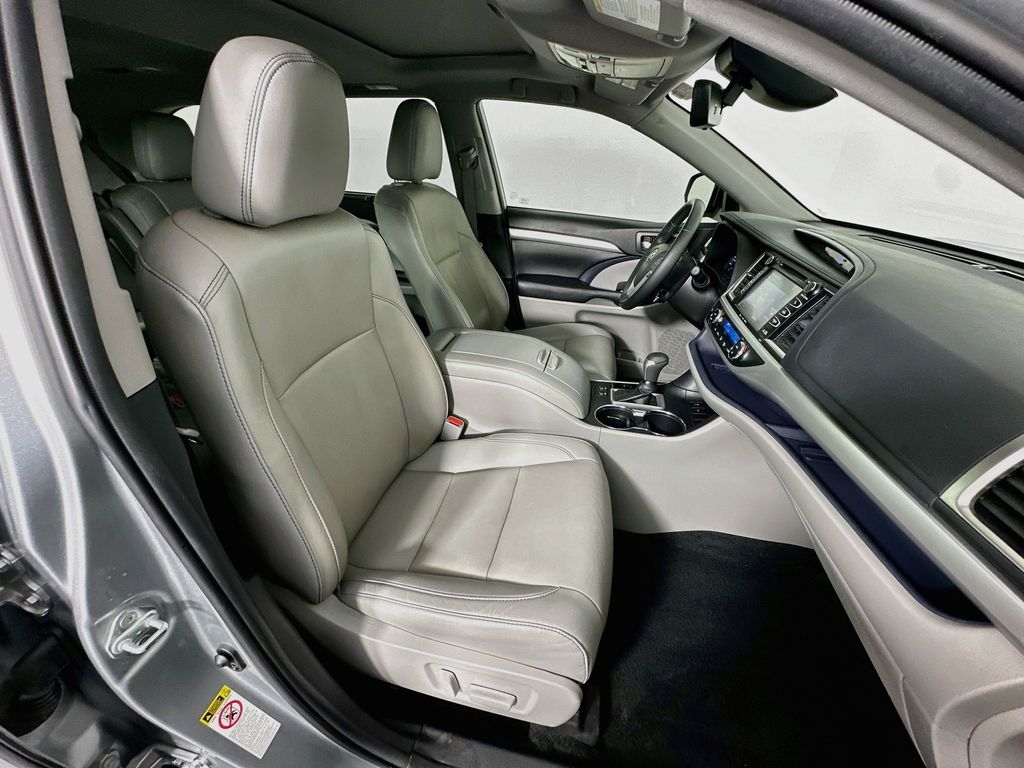 Thumbnail: 2019 Toyota Highlander - 29