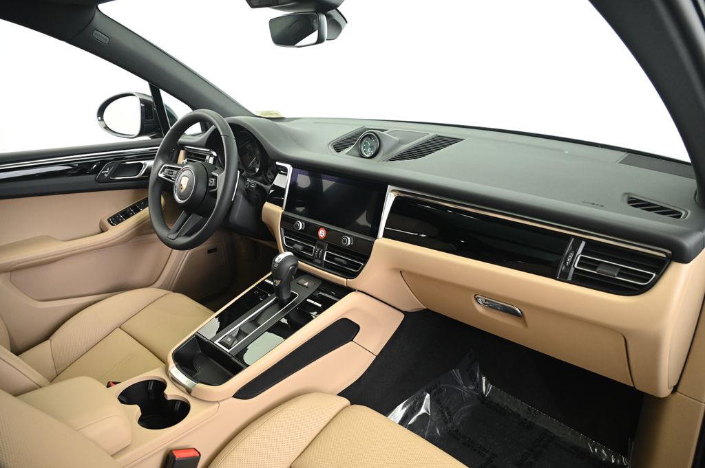 Thumbnail: 2025 Porsche Macan - 27