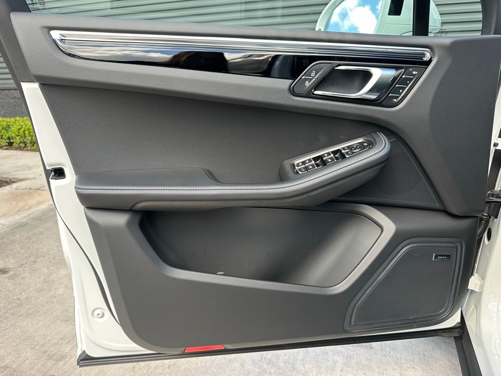 Thumbnail: 2026 Porsche Macan - 20