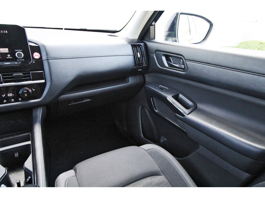 2024 Nissan Pathfinder SV - 9