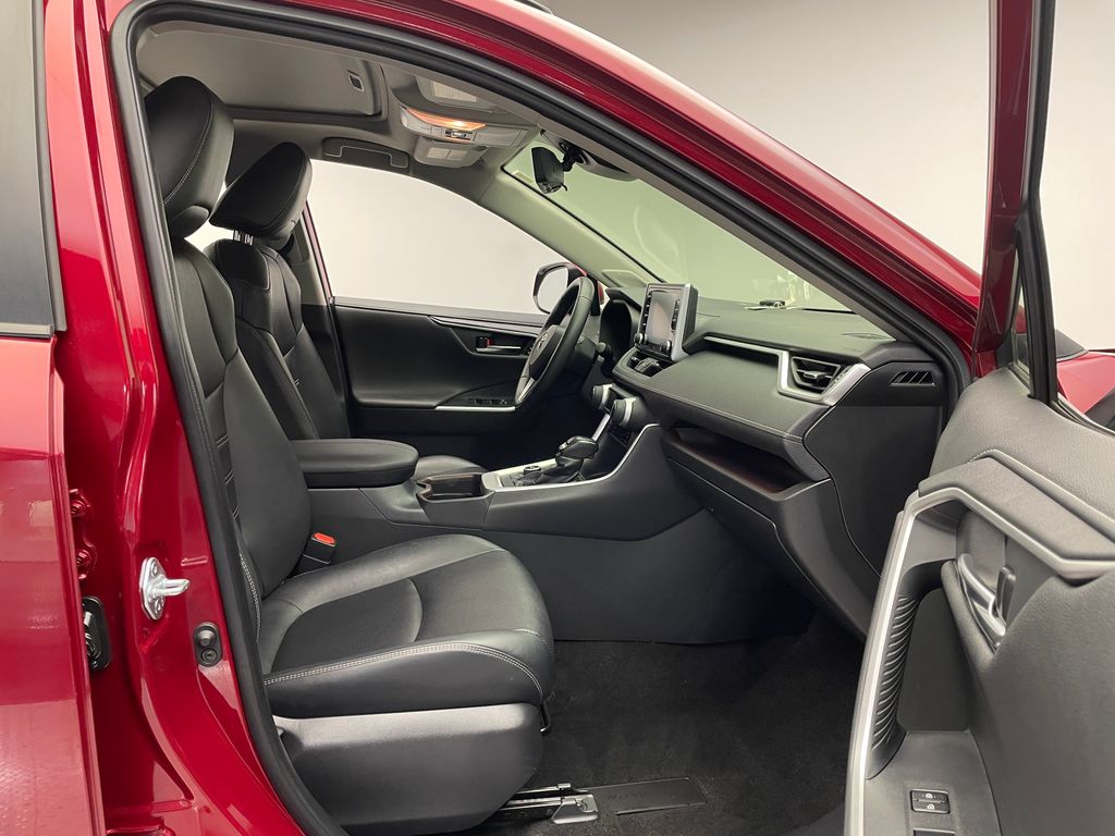 Thumbnail: 2021 Toyota RAV4 - 17