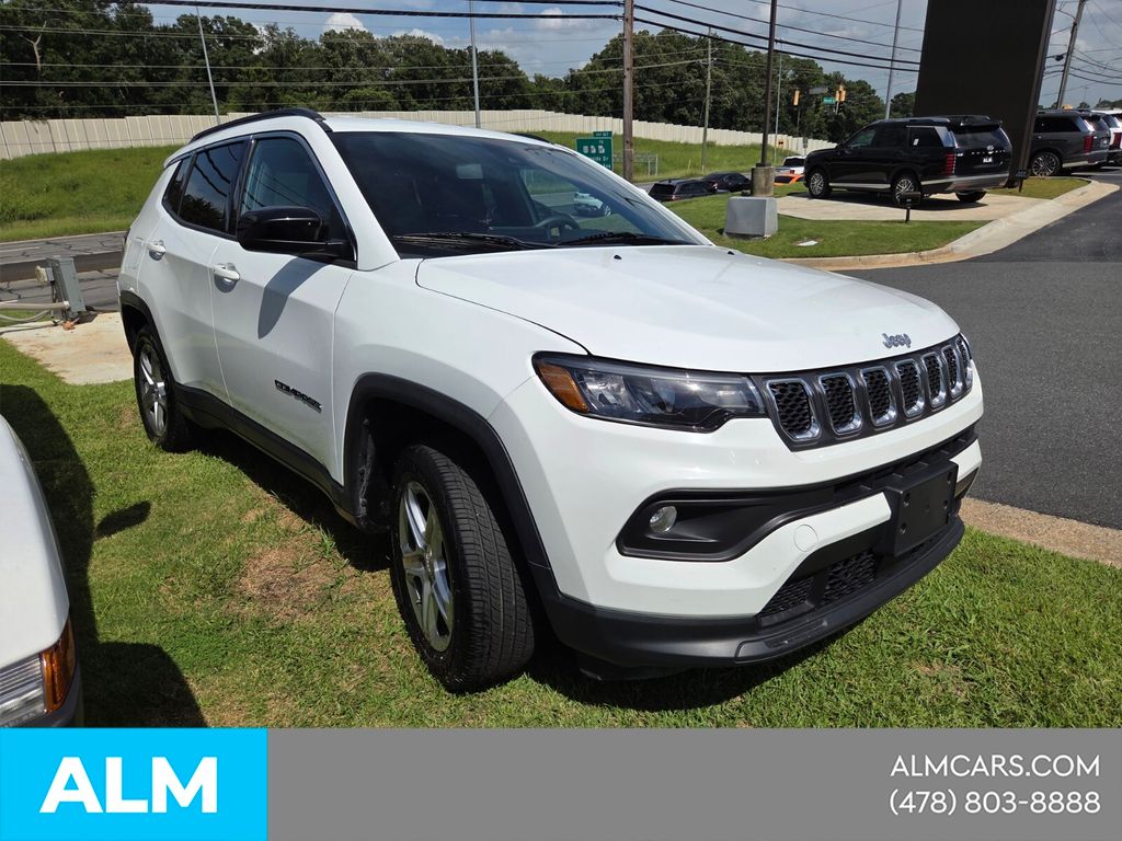 Used 2024 White Jeep Latitude image 24