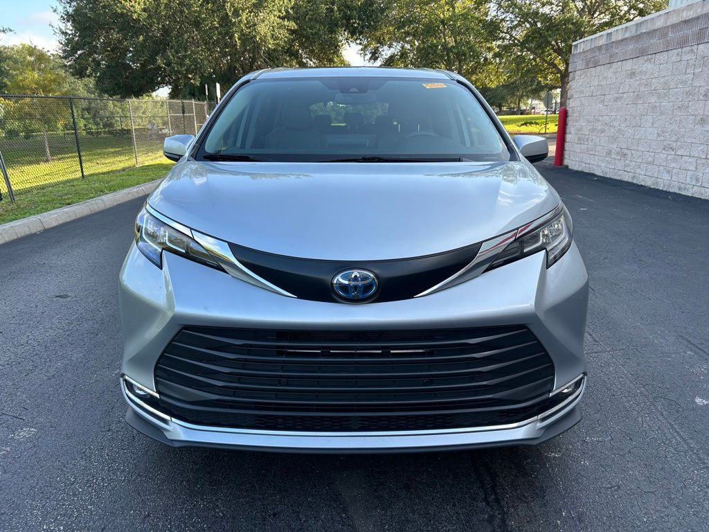 Thumbnail: 2023 Toyota Sienna - 8