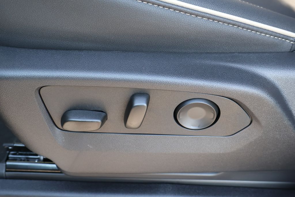 Thumbnail: 2025 Chevrolet Suburban - 17