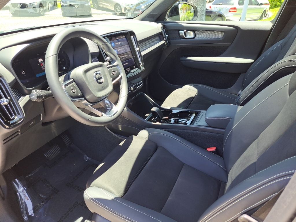 2023 Volvo XC40 Plus - Photo 13