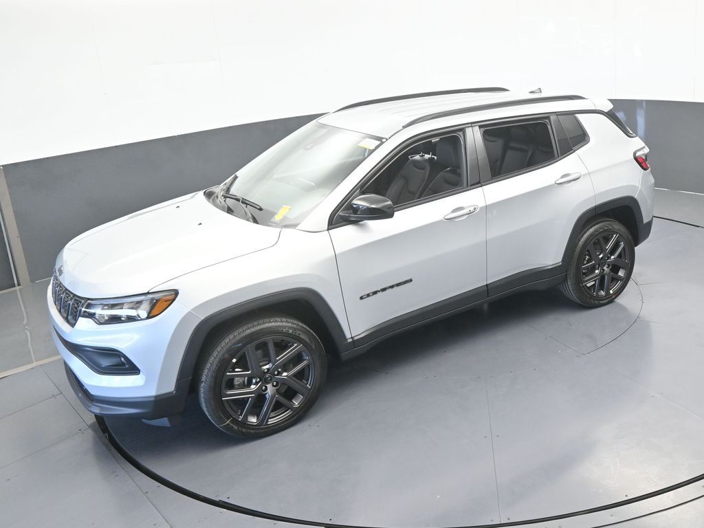 New 2026 silver zynith metallic clearcoat Jeep Latitude image 43