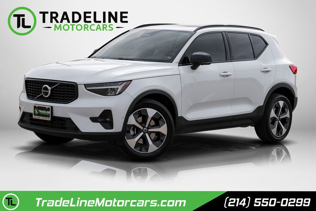 2023 Volvo XC40 B4 Ultimate Dark Theme FWD