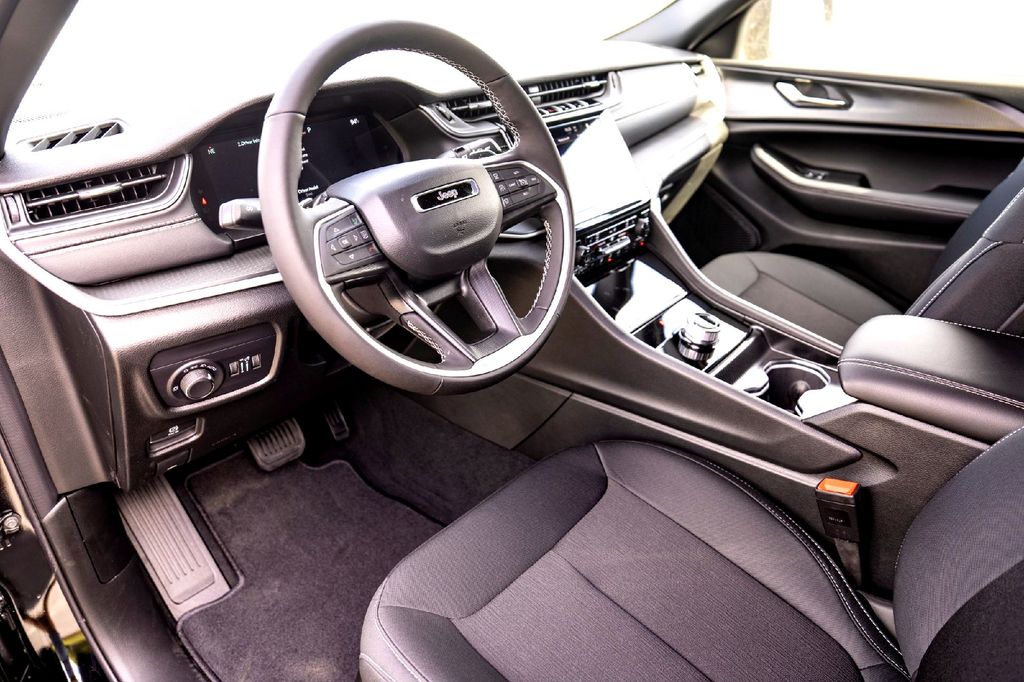 New Car 2025 Jeep Grand Cherokee  Laredo X For Sale Under $40,000 In Taylor, Texas