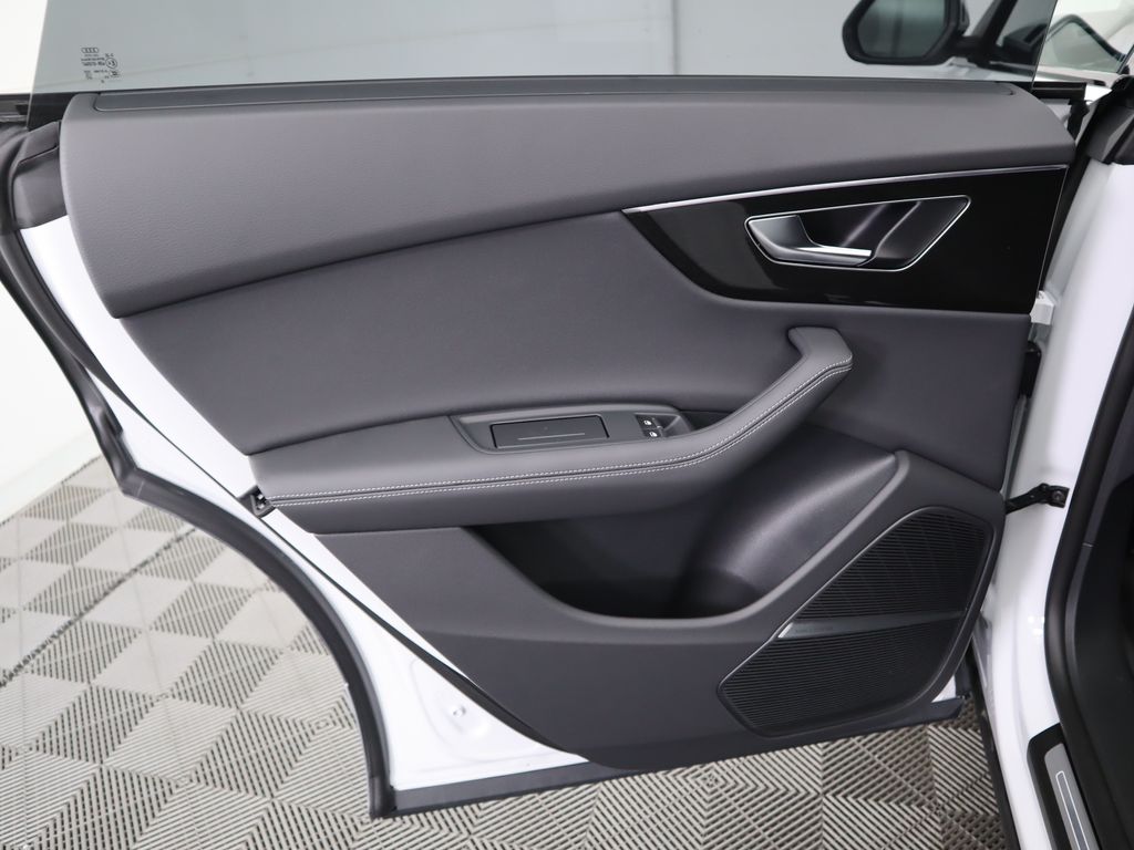 Thumbnail: 2025 Audi Q8 - 27