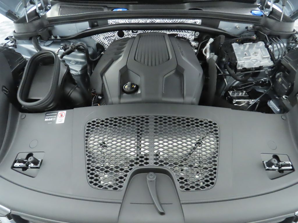 Thumbnail: 2025 Porsche Macan - 32