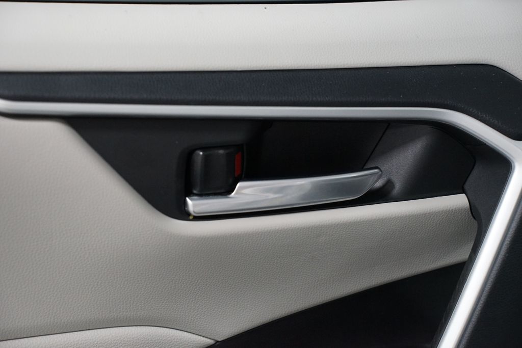 Thumbnail: 2025 Toyota RAV4 - 32