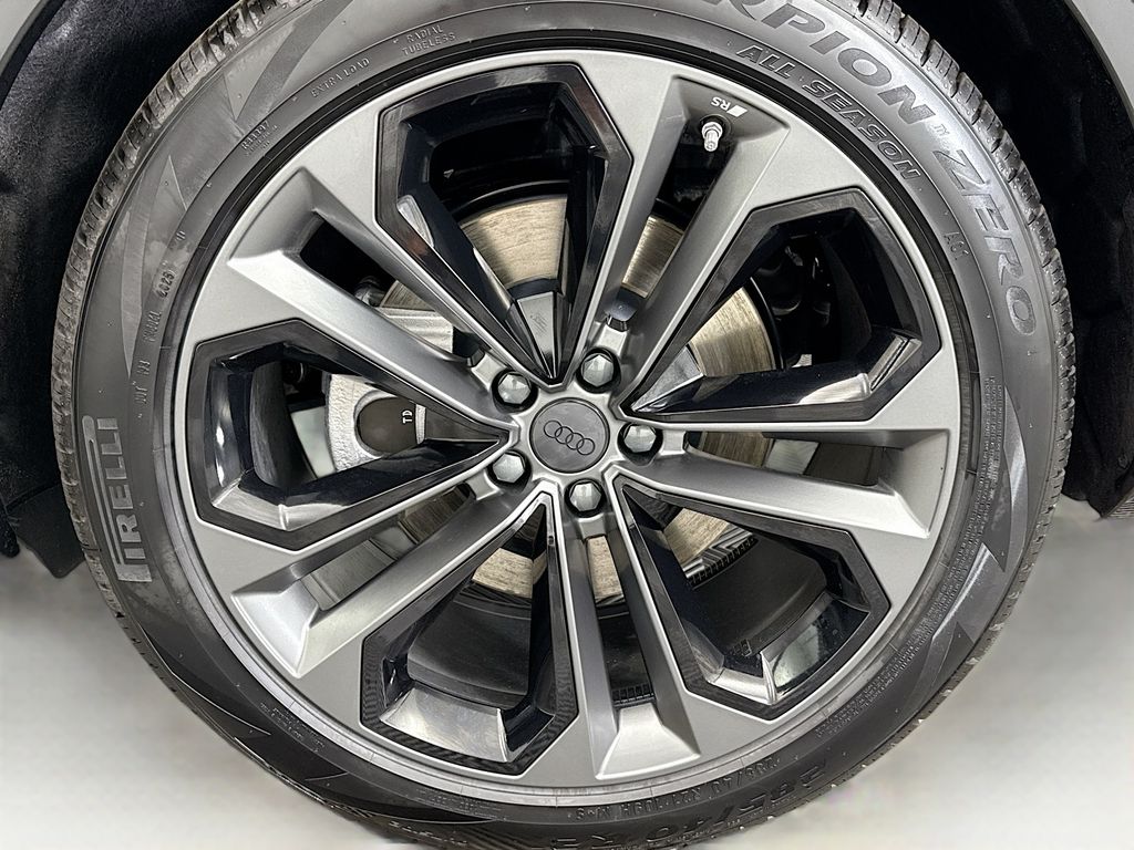 Thumbnail: 2026 Audi Q7 - 30