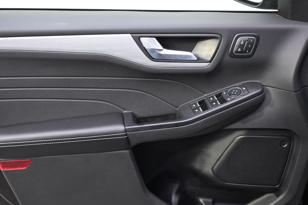 Used 2025  Ford Platinum image 22