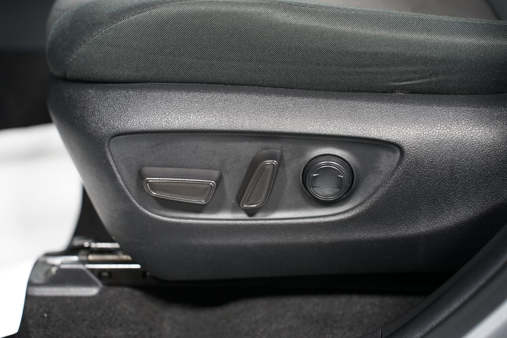 2024 Toyota RAV4 XLE 32