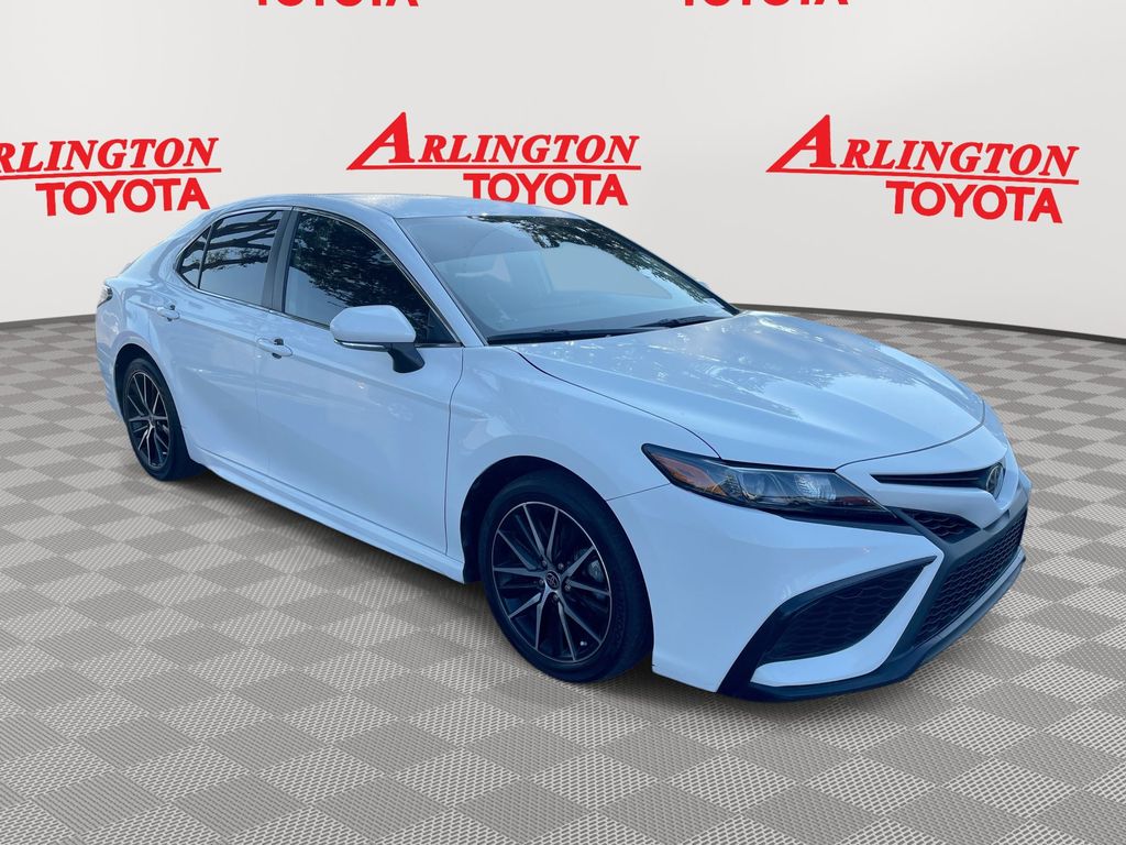 2024 Toyota Camry SE's photo