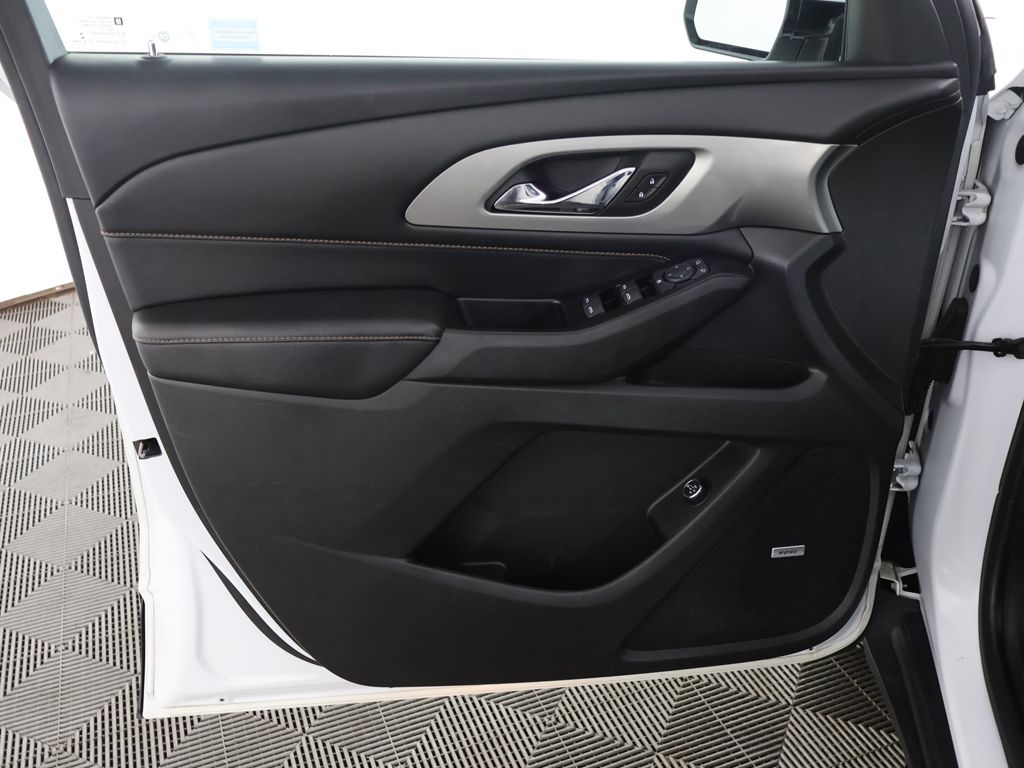 Used 2018 White Chevrolet 3LT image 24
