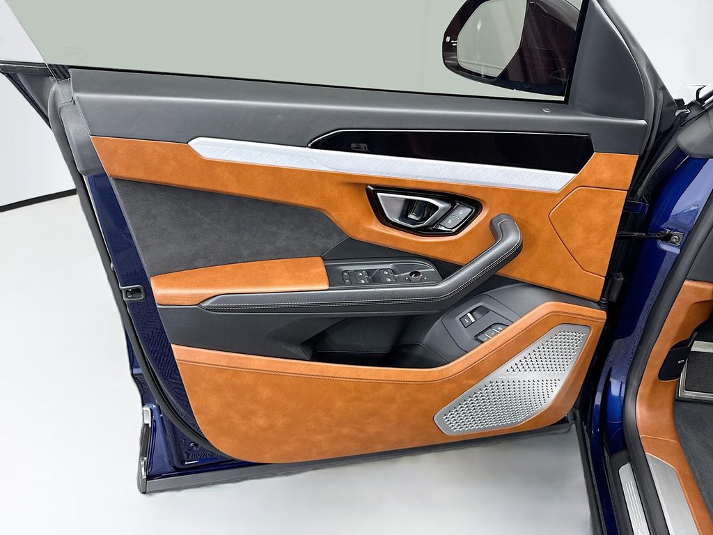 Thumbnail: 2020 Lamborghini Urus - 23