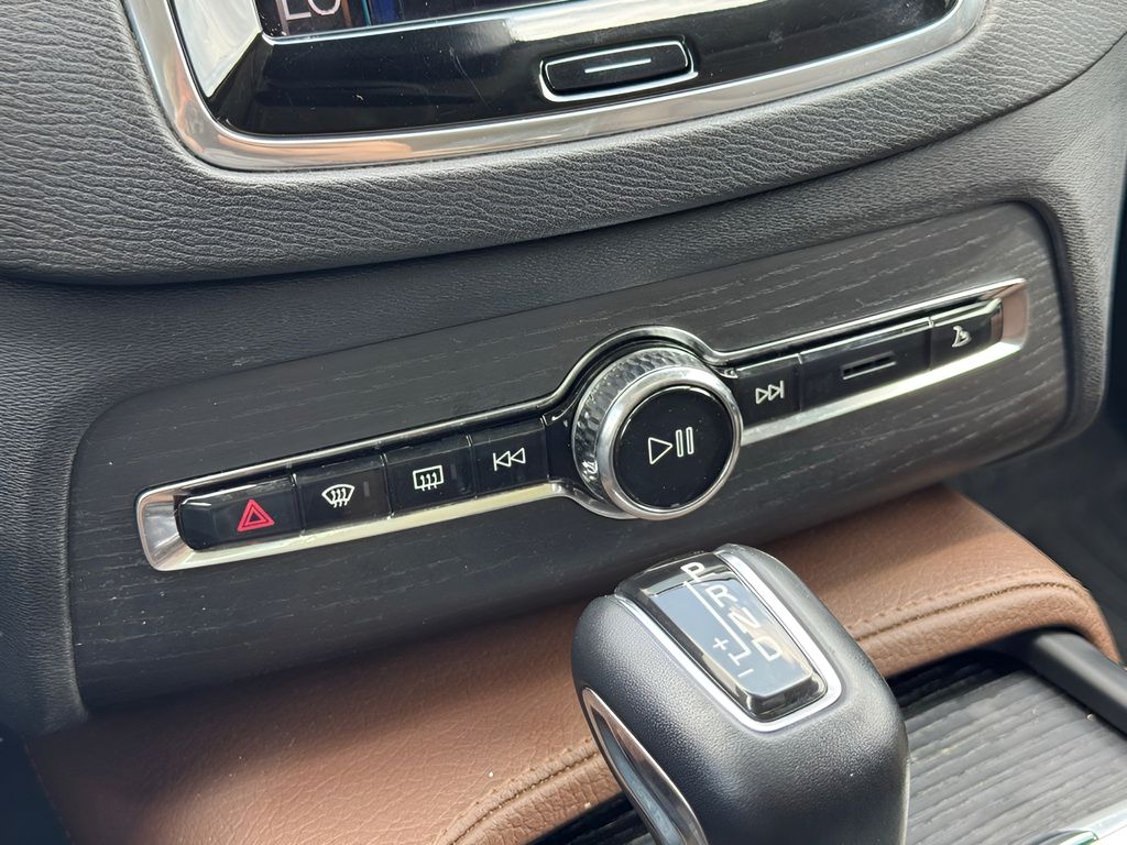 Used Car 2020 Volvo Xc90  T6 Momentum For Sale Under $30,000 In Austin, Texas