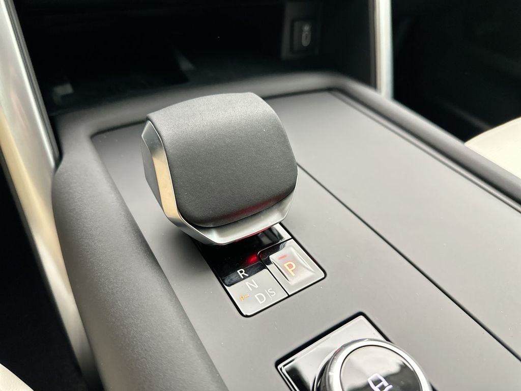 Thumbnail: 2026 Land Rover Discovery - 12