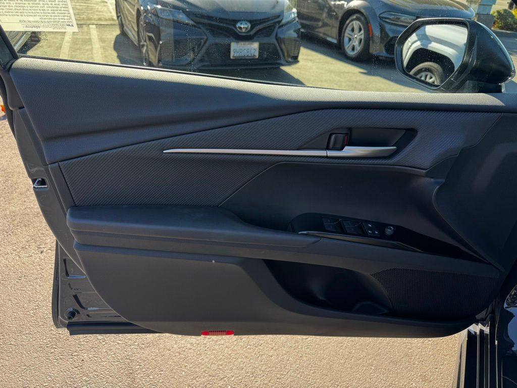 2025 Toyota Camry SE photo 19
