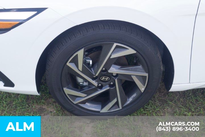 Used 2025 White Hyundai SEL Sport image 11