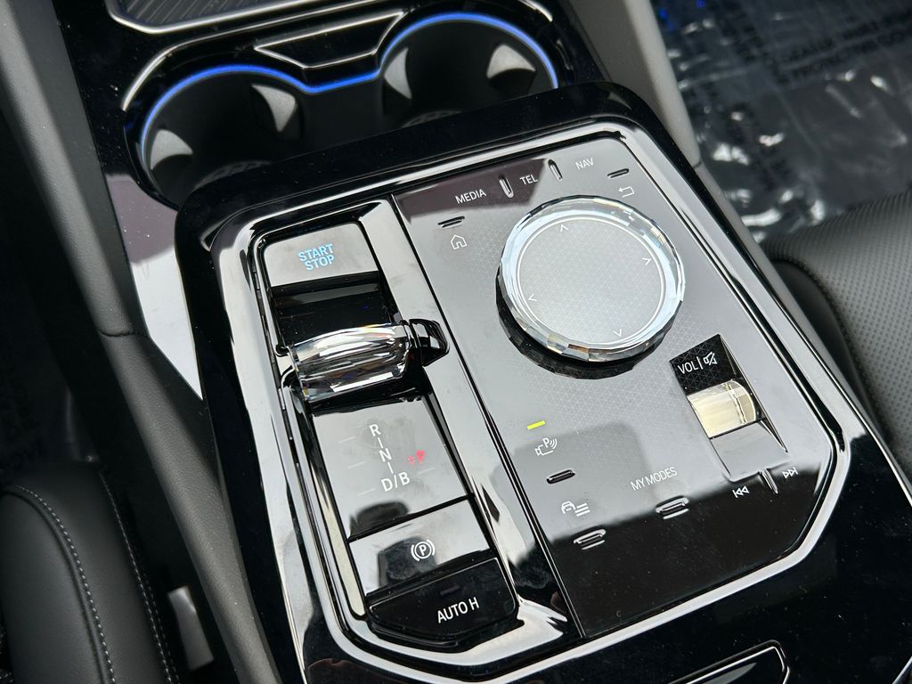 Thumbnail: 2025 BMW i5 - 28