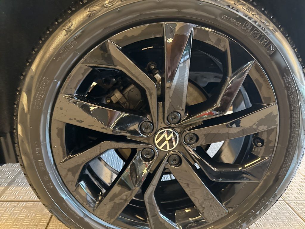 2024 Volkswagen Taos SE photo 9