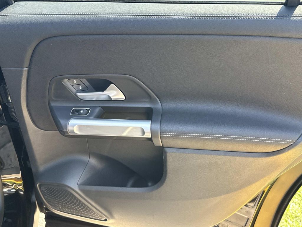 Thumbnail: 2022 Mercedes-Benz GLB - 21