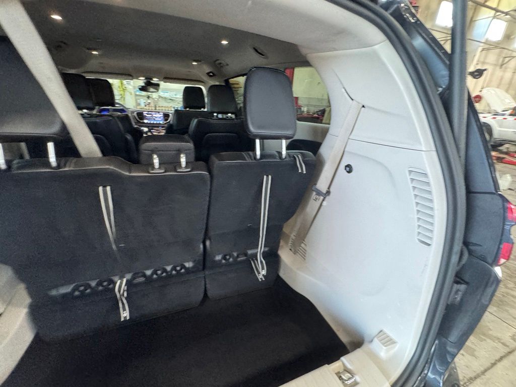Used 2023 Chrysler Pacifica Van