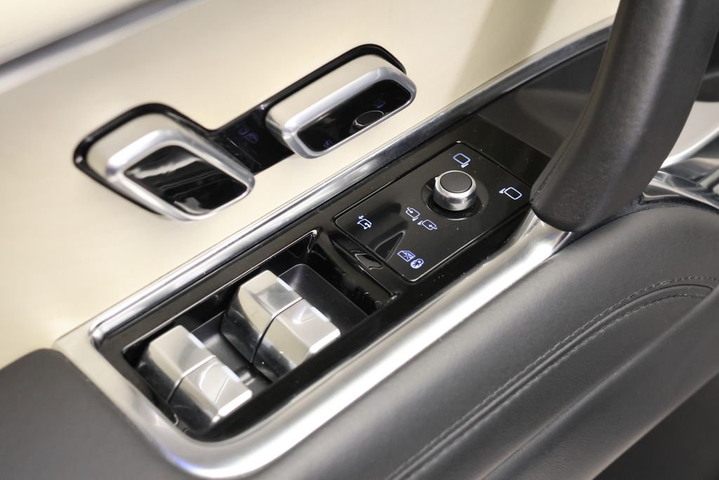 Thumbnail: 2023 Land Rover Range Rover - 28