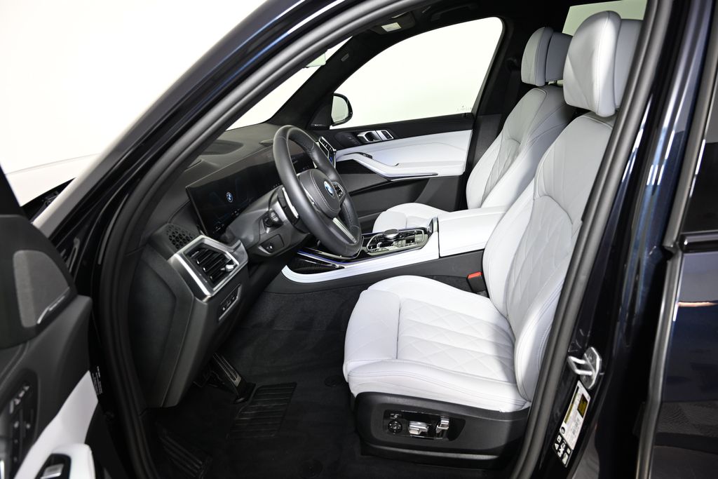 Thumbnail: 2025 BMW X7 - 13