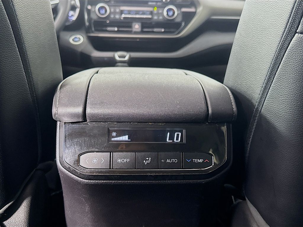 Used Car 2021 Toyota Highlander  Xle For Sale Under $30,000 In Austin, Texas