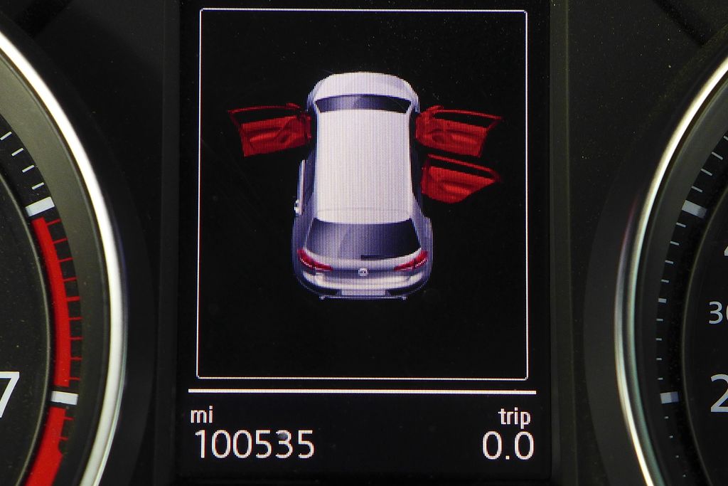 Thumbnail: 2016 Volkswagen Golf - 31