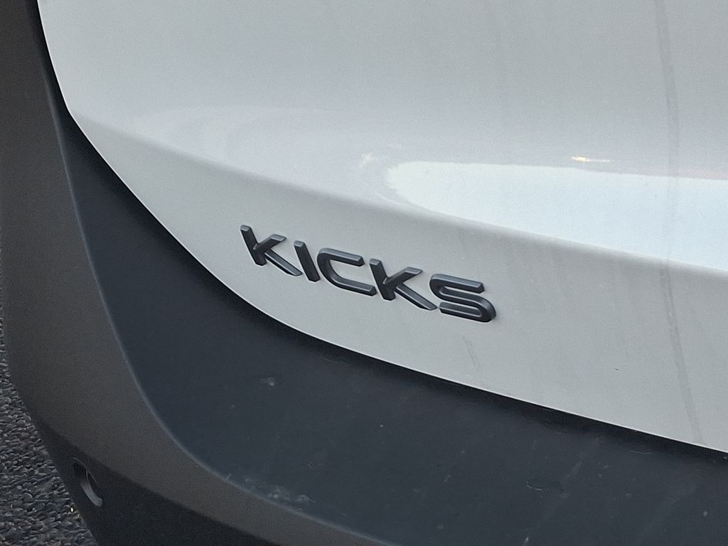 2025 Nissan Kicks SR 5