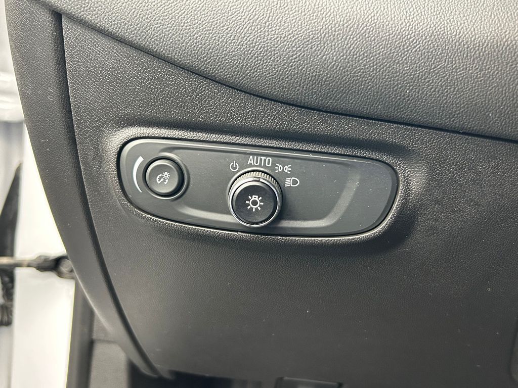 Used 2022 Iridescent Pearl Tricoat Chevrolet LT image 32