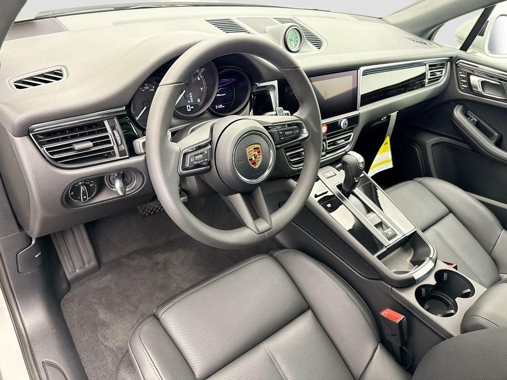 Thumbnail: 2026 Porsche Macan - 4