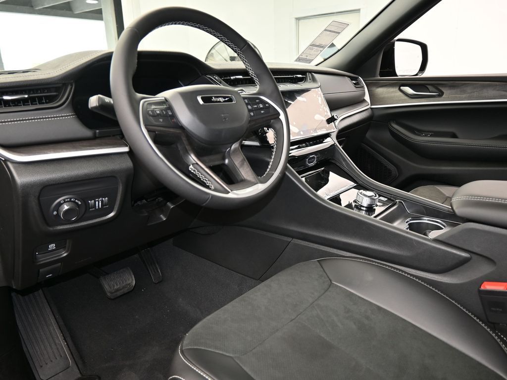 New 2026 Diamond Black Crystal Pearlcoat Jeep Laredo image 12