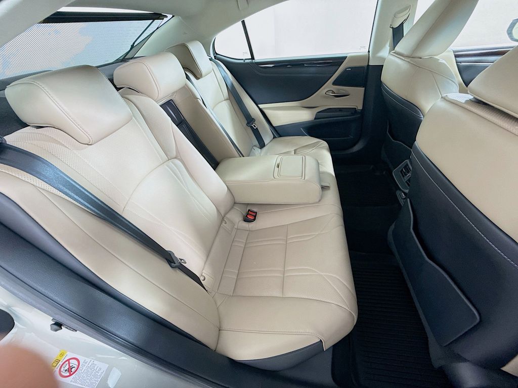 Thumbnail: 2019 Lexus ES - 28