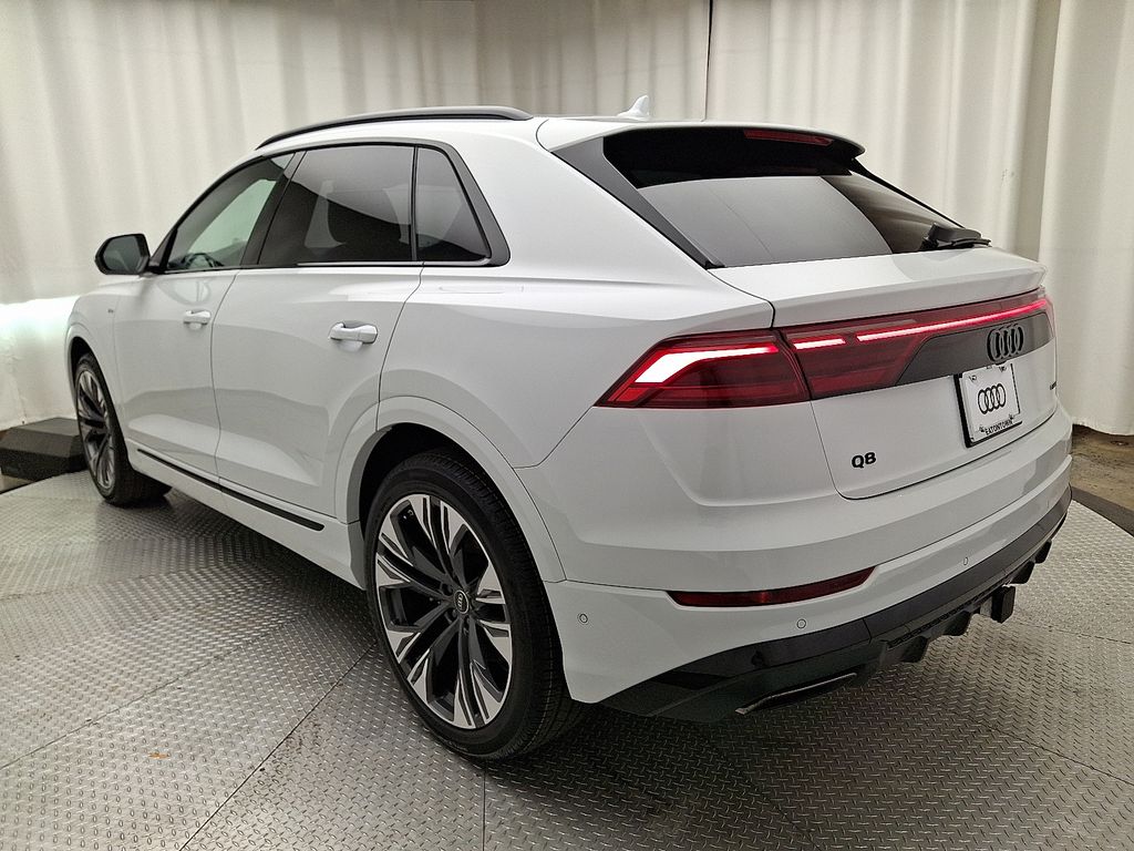 Thumbnail: 2026 Audi Q8 - 4