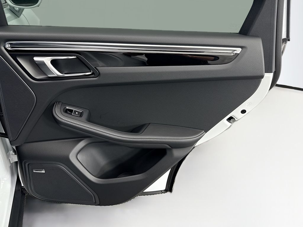 Thumbnail: 2026 Porsche Macan - 28