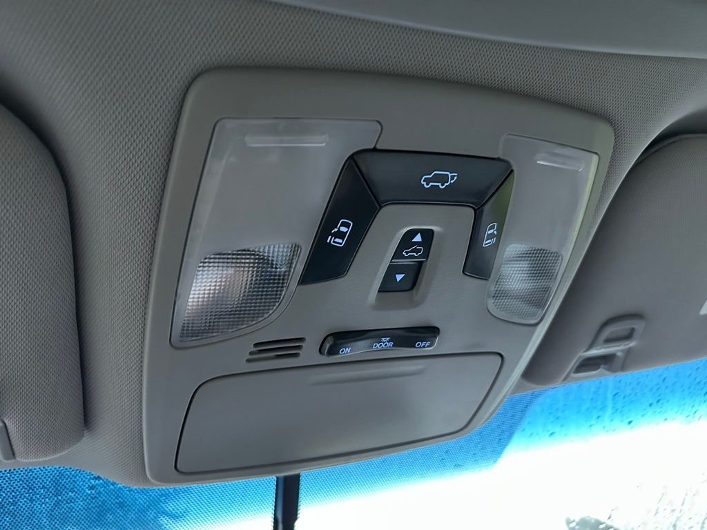 Thumbnail: 2017 Toyota Sienna - 32