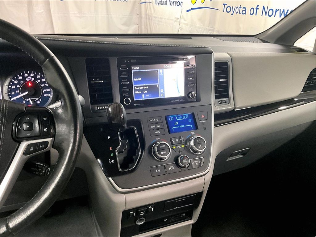 2020 Toyota Sienna — photo 18