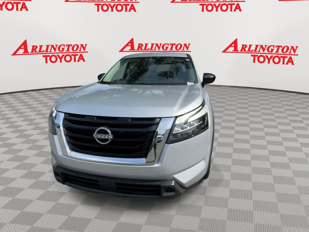 View vehicle photo 4