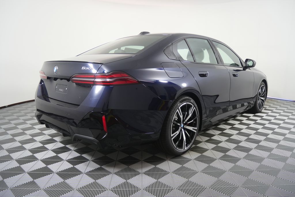 Thumbnail: 2027 BMW 5 Series - 4