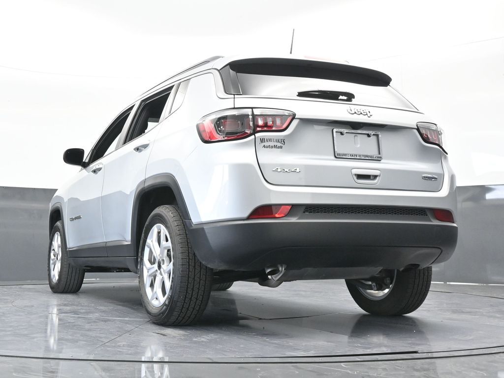 Used 2025 Silver Zynith Metallic Clearcoat Jeep Latitude image 28