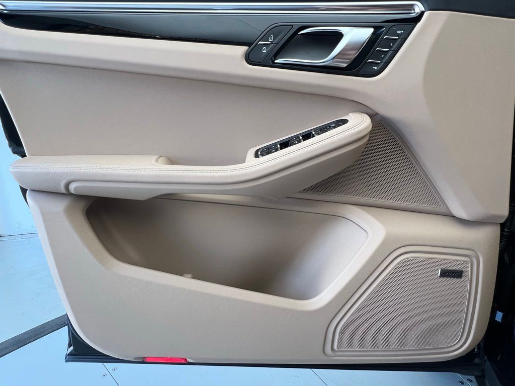 Thumbnail: 2026 Porsche Macan - 19