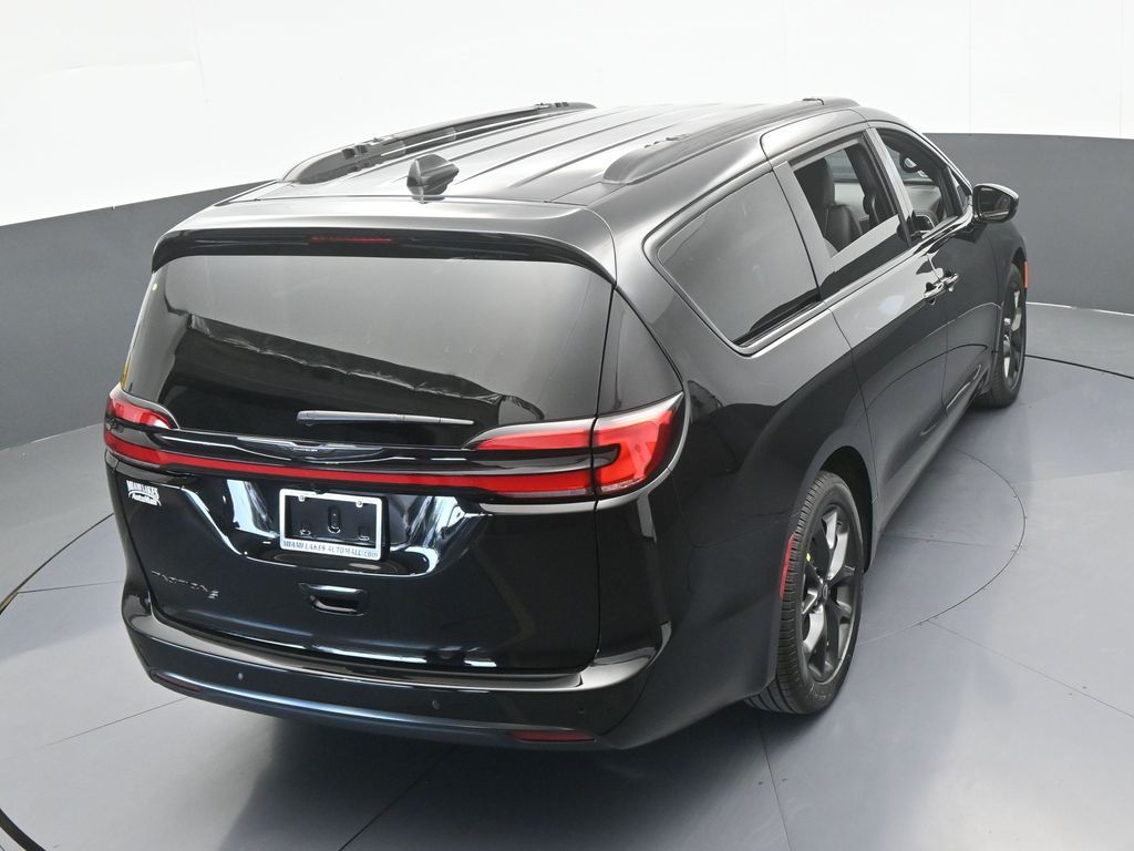 New 2026 Diamond Black Crystal Pearlcoat Chrysler Select image 50