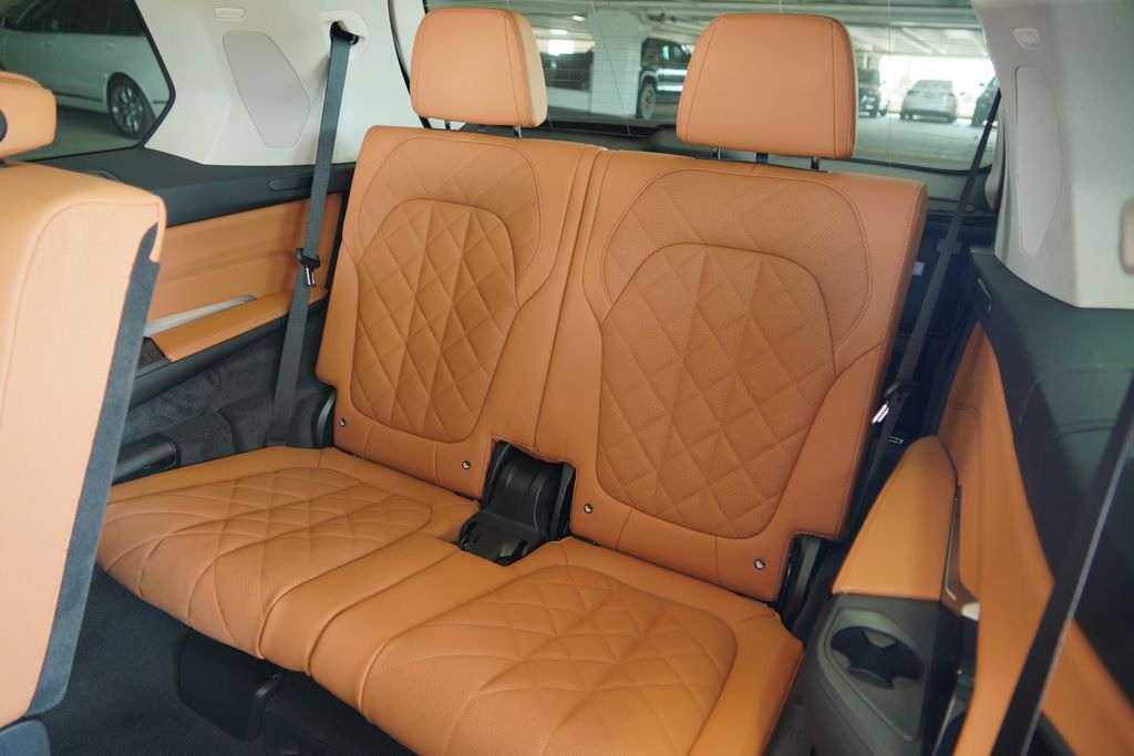 Thumbnail: 2027 BMW X7 - 20