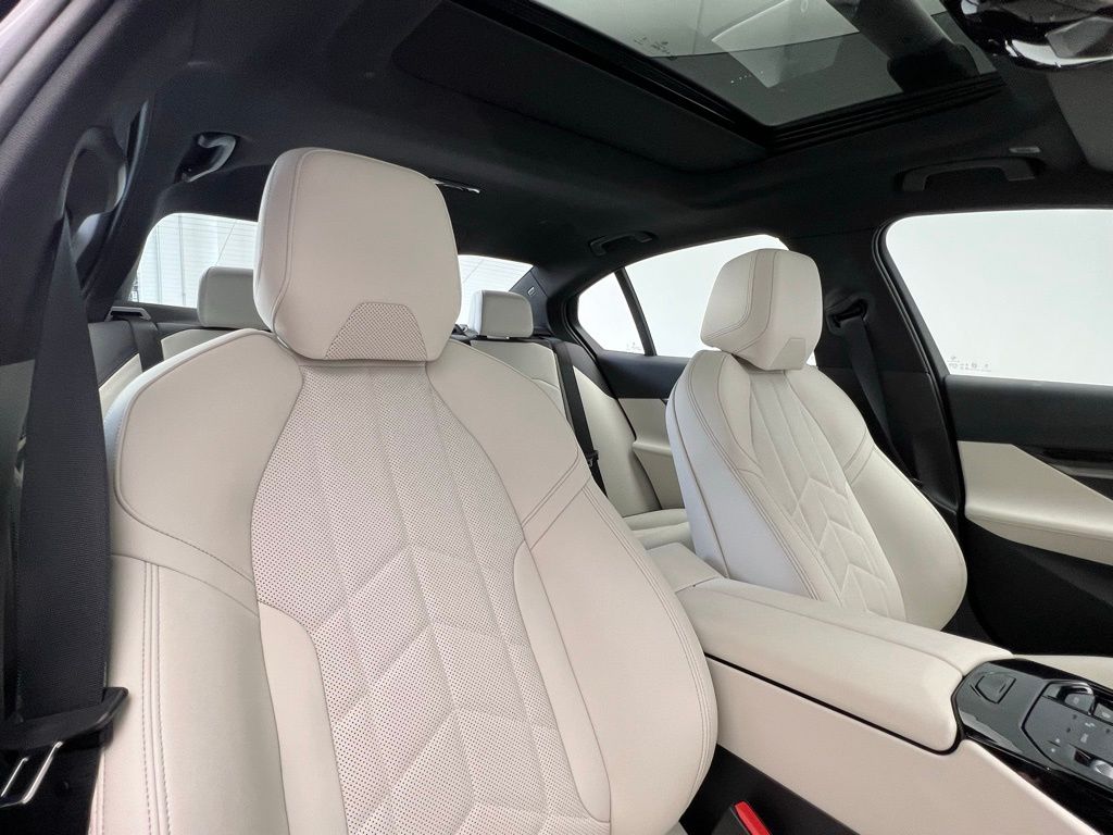 Thumbnail: 2025 BMW 5 Series - 7