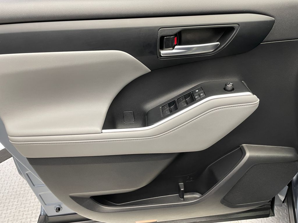 Thumbnail: 2021 Toyota Highlander - 9